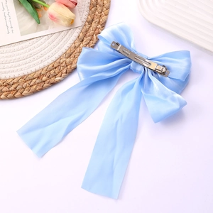 Eleganter hellblauer Satin-Schleifen-Haarclip mit langen Bändern und Entenschnabel-Clip