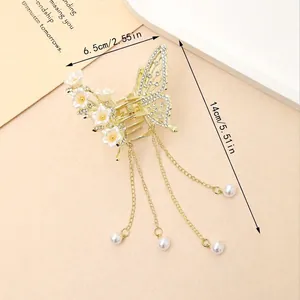 Pinza per capelli a farfalla dorata con zirconi floreali e lunghe nappe di perle