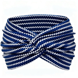 Détail du bandeau large bleu marine avec motifs zigzag blancs et design de nœud torsadé