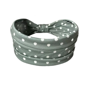 Détail d'un bandeau large vert sauge à pois avec design plissé à trois couches