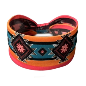 Détail d'un bandeau bohème large avec motifs géométriques et couleurs vives éclatantes