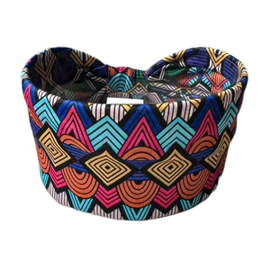 Bandeau de yoga élastique large avec imprimé géométrique bohème coloré sur fond blanc