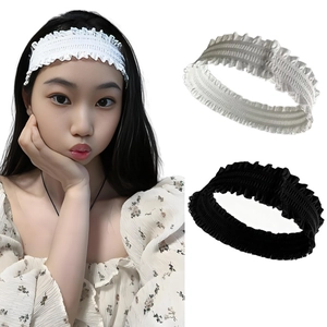 Elastic pleated headband in black and white with ruffled edges for yoga and sports