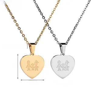 Vue détaillée du collier pendentif en cœur avec gravure familiale en or et argent