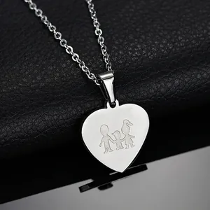 Collier avec pendentif cœur en argent poli gravé d'une famille parent et enfant