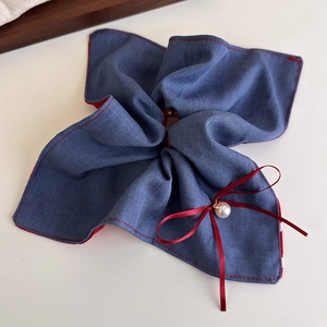 Haargummi aus Jeansstoff in Blau und Rot mit Seidenschleife und künstlicher Perle