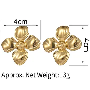 Detailed view of 18K gold plated vintage flower stud earrings with 4cm size dimensions