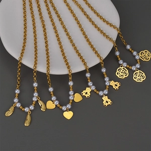 Colliers de perles élégants dorés 18 carats avec pendentifs plume cœur et ours