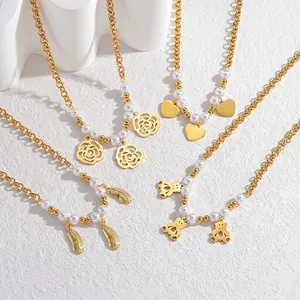Ensemble de colliers perles en or 18K avec pendentifs rose, cœur, plume et ours