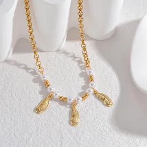 Détails du collier en or 18 carats orné de perles blanches et pendentifs plumes