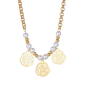Détail d'un collier en or 18K avec perles blanches et pendentifs roses ajourées