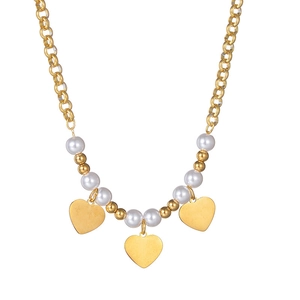 Collier élégant en or 18K avec perles blanches et trois pendentifs en forme de cœur