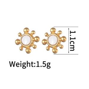 Vue détaillée des boucles d'oreilles soleil dorées avec incrustation et mesure de 1,1 cm
