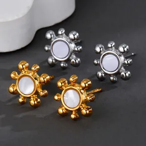 Boucles d'oreilles tournesol chic en finitions or et argent avec incrustations nacre