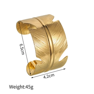 Detailed view of golden feather cuff bracelet showing 4.2cm width and 6.5cm diameter specs