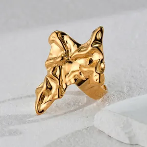 Unregelmäßiger goldener Edelstahlring mit flüssigem Metallfalten-Design für Damen