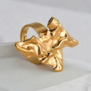 Unregelmäßiger Ring aus Titanstahl in Gold mit geschmolzener Textur und Falten-Design