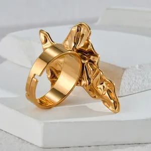 Moderner unregelmäßiger goldener Titanstahlring mit glänzender Lavastruktur-Optik