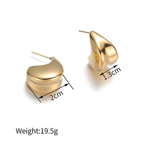 Detailed view showing 2cm golden C-shaped stud earrings with dimensions and weight specs