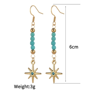 Vue détaillée des boucles d'oreilles bohèmes de 6cm avec perles vertes et étoile