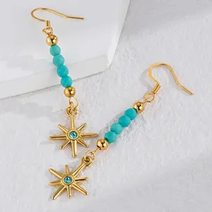 Boucles d'oreilles bohèmes en or avec étoiles, perles bleues et cristaux sur pierre
