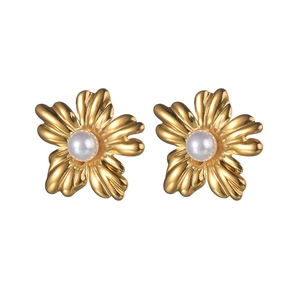 Elegant gold flower stud earrings with central white pearl for women in stainless steel