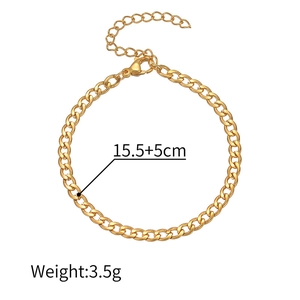 Détail du bracelet chaîne gourmette dorée avec fermoir mousqueton et chaînette d'extension