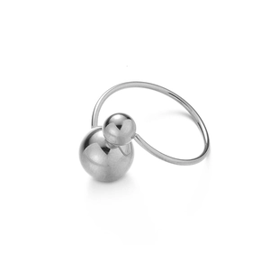 Détail macro d'une bague en acier inoxydable avec deux boules polies minimalistes