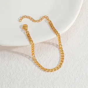 Détail de bracelet à maillons dorés en acier inoxydable avec fermoir mousqueton et rallonge