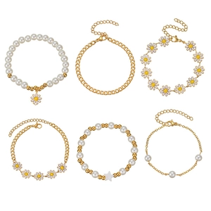 Set di 6 bracciali dorati con margherite, perle e ciondoli a stella in stile vintage