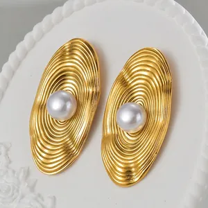Chic 18K gold plated oval earrings with ripple texture and central pearl inlay