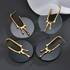 Boucles d'oreilles modernes en métal liquide doré avec touches d'acrylique