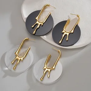 Boucles d'oreilles géométriques dorées avec disques en acrylique noir et transparent