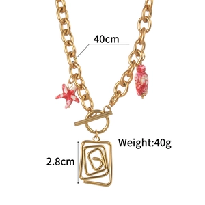 Collier doré à gros maillons avec pendentifs étoile de mer hibou et fermoir en T
