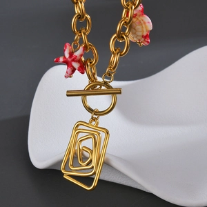 Collier à grosse chaîne dorée avec pendentif géométrique, charms étoile de mer et fermoir OT