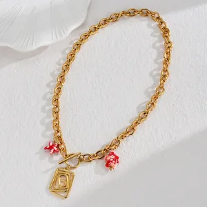 Collier doré à fermoir OT avec pendentif géométrique et breloques en forme d'étoile