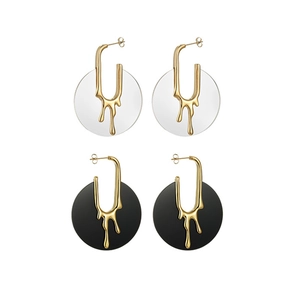 Boucles d'oreilles géométriques minimalistes modernes avec métal doré et disques noir blanc