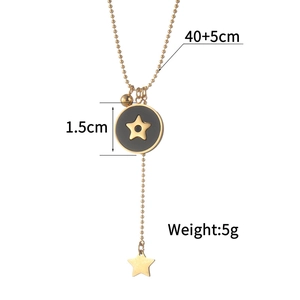 Détail montrant la chaîne de 40+5cm et le pendentif étoile de 1,5cm du collier doré