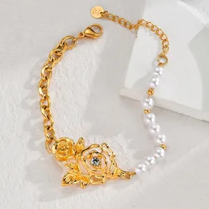 Bracciale vintage in acciaio inossidabile dorato con ciondoli a rosa e perle