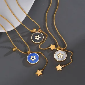 Colliers avec pendentifs étoile et disques colorés en noir, bleu et blanc nacré