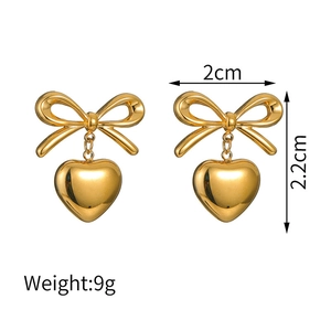 Détails des dimensions de 2x2,2 cm et poids de 9g pour boucles d'oreilles nœud cœur
