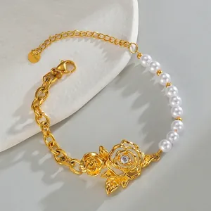 Dettaglio del pendente s.steel su bracciale di perle con rose e cristallo lucido