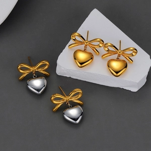 Boucles d'oreilles nœud et cœur de style vintage français en or poli et acier bicolore