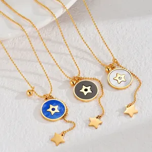 Trois colliers dorés à billes avec pendentifs étoile en émail bleu, noir et blanc