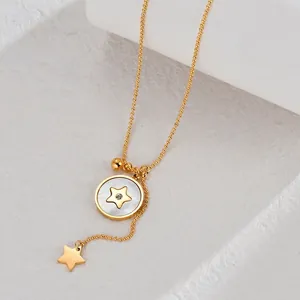 Gros plan détaillé d'un collier étoile doré avec nacre blanche et chaîne perlée