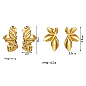 Détail de boucles d'oreilles pétales dorées avec dimensions sur fond blanc pur
