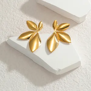 Boucles d'oreilles pétales en or poli avec design à quatre feuilles sur pierre