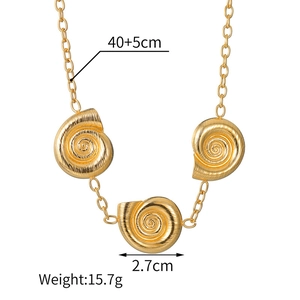 Dettaglio della collana con pendente a conchiglia dorata con misure 40+5cm e 2,7cm