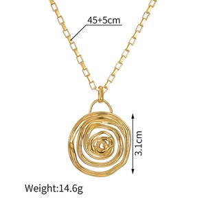 Dettaglio della collana con ciondolo rosa traforato con catena 45+5cm e misura 3,1cm