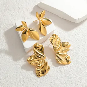 Boucles d'oreilles pétales en acier inoxydable doré avec design lisse et texturé